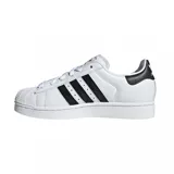 Championes Adidas Superstar blancos con las tres tiras laterales en negro y talón negro.