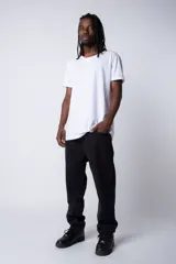 Pantalón de jean gris con efecto lavado, corte mom fit, tiro alto y pierna recta.