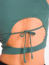 Top deportivo negro, corto, de tejido acanalado, sin mangas y con espalda deportiva.