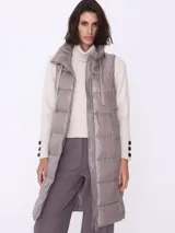 Campera sin mangas color visón, con cierre frontal y diseño acolchado.