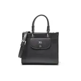 Cartera estructurada compacta color negro, con solapa frontal que tiene un botón imantado y el texto "XL" grabado. Posee doble manija fija y correa larga regulable y desmontable.