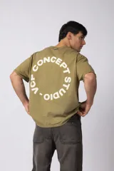 Remera verde militar de algodón con efecto lavado gastado y corte oversize. Estampa circular blanca con texto "VCP CONCEPT STUDIO" en el frente.