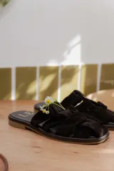 Sandalias tipo mule de cuero color marrón chocolate, con diseño de tiras anchas cruzadas y suela plana.