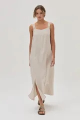 Vestido largo color beige de lino con tiras bordadas.