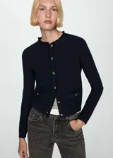 Chaqueta azul marino de punto con cuello redondo, cierre frontal con botones dorados, dos bolsillos delanteros y manga larga.