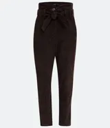 Pantalón clochard de terciopelo color marrón chocolate, con cintura alta, bolsillos laterales y cinturón de lazo.