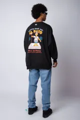 Buzo negro de corte oversize con cuello redondo y estampa de un avión sobre olas.