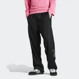 Pantalón deportivo Adidas Adibreak negro con logo de Adidas en la pierna. Tiene cintura elástica con cordón ajustable, bolsillos laterales y botones a presión a los lados.