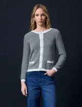 Cárdigan de punto tweed color beige, marca Ninety, con escote redondo, cierre frontal con botones metálicos dorados y bolsillos simulados.