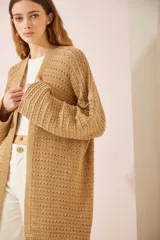 Saco calado color beige con flecos y bordado marino en la espalda con lino, perlas y glitter.