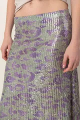 Pollera larga marrón con lentejuelas degradadas en celeste.