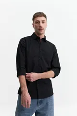 Camisa blanca de manga larga con cuello clásico, cartera abotonada, logo bordado y fit slim. Confeccionada en 98% algodón y 2% spandex.