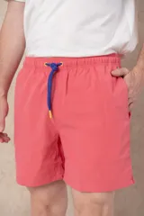 Short de baño liso color rosa con cordón de ajuste verde agua y detalles en azul.