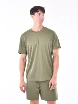 Remera verde militar de poliéster con cuello redondo y mangas cortas. Ideal para actividades deportivas.