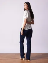 Remera de modal negra, marca Tahari, con cuello redondo y mangas cortas abullonadas con puño.