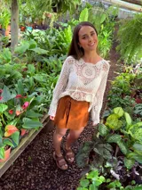 Minifalda marrón de cuero gamuzado con lazo en la cintura.