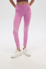 Calza deportiva color rosa, de poliéster, calada, al cuerpo y de calce alto.