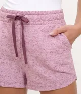 Short deportivo color verde militar, de corte clásico, con cintura elástica ajustable con cordón y bolsillos laterales.