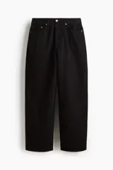 Pantalón de jean negro de corte holgado, tiro caído y piernas redondeadas extraamplias. Modelo de cinco bolsillos con cintura clásica y cierre frontal.