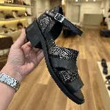 Sandalias negras de cuero con textura de piel de serpiente, con correa al tobillo y hebilla metálica.