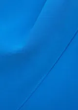 Vestido de fiesta midi azul eléctrico, con escote asimétrico y detalle de capa sobre un hombro. Diseño ajustado al cuerpo con cierre lateral invisible.