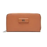 Billetera de mujer color caramelo, con textura de cuero granulado y cierre de cremallera perimetral. Presenta un aplique rectangular con el logo "XL" en el frente.