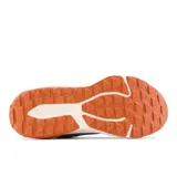 Championes New Balance Nitrel V6 para hombre, ideales para trail running. Capellada de malla gris con detalles en negro y naranja, entresuela DynaSoft y suela AT Tread para tracción en interiores y exteriores.