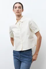 Camisa de vestir color azul marino, con cuello clásico y cierre frontal de botones.