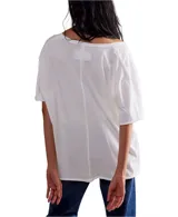 Remera negra de algodón, con escote en V profundo, mangas cortas y hombros caídos.