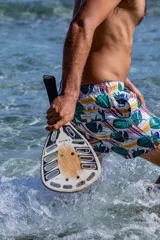 Short de baño para hombre con estampado de hojas de palmera y peces. Tiene elástico en la cintura, tres bolsillos y tela de secado rápido.