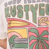 Remera manga corta color beige con estampado pequeño en el frente con el logo de la marca Rusty.