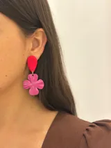 Aros colgantes con base de gota roja y medallón de flor rosa pintado a mano. El perno es de acero quirúrgico.