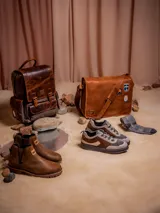 Zapatillas urbanas de cuero y descarne color gris, marrón y beige, con cordones y suela de goma. Edición limitada inspirada en Luke Skywalker de Star Wars.