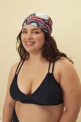 Top de bikini negro con breteles finos y copas triangulares.