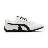 Championes deportivos blancos con detalles en negro, con suela blanca y cordones negros.