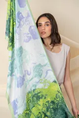 Pañuelo rectangular de seda con estampado abstracto en degrade de colores blanco, gris y naranja, con borde naranja.