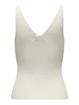 Top de punto color crema, con breteles anchos y escote en V.