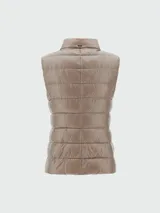 Chaleco puffer color beige, con cuello alto y cierre frontal con botones a presión.