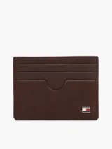 Tarjetero de cuero granulado color marrón, con múltiples ranuras para tarjetas y logo esmaltado de Tommy Hilfiger en el frente.