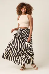 Falda larga con estampado de cebra en tonos marrón y blanco, cintura elastizada tipo smock con cordón ajustable y terminación en borlas.