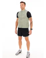 Short de running Nike Running Division, color negro, con short interior gris. Cuenta con tecnología Dri-FIT, tejido Ripstop repelente al agua, bolsillos laterales y trasero con cremallera, y bolsillo interior.