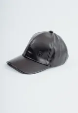 Gorra de cuero sintético color negro, estilo béisbol, con visera curva y logo bordado con la letra "R" en el lateral.