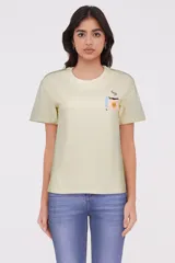 Remera de algodón color verde claro, con estampado de tazas en la parte frontal.
