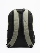 Mochila con estampado tie-dye en tonos grises y blancos, con bolsillo frontal con cierre y logo "Forum Active" estampado. Incluye bolsillo lateral de red para botella.