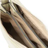 Bandolera verde de símil cuero con diseño rectangular y acolchado. Tiene acceso con solapa y botones imantados, tres compartimentos, un bolsillo interno con cierre y otro abierto. La correa es regulable y los herrajes son plateados.
