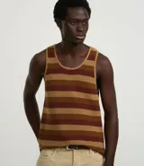 Musculosa de hombre confeccionada en ganchillo con rayas horizontales en tonos marrón y beige.