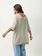 Remera color beige con escote en V y mangas cortas ranglán en color crema.