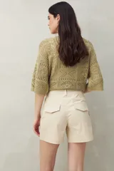 Short negro de algodón, de tiro medio, con bolsillos delanteros y traseros.