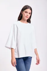 Remera blanca de corte holgado y mangas anchas.