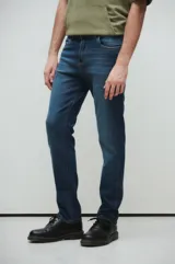 Pantalón de jean azul oscuro, corte recto, con bolsillos delanteros y traseros.